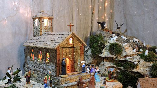 CRECHE ENTIEREMENT CONCUE ET REALISEE PAR M. ET MME ASTIER DE RAMATUELLE