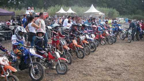 DEMONSTRATION DE MOTOS CROSS AVEC LES ENFANTS