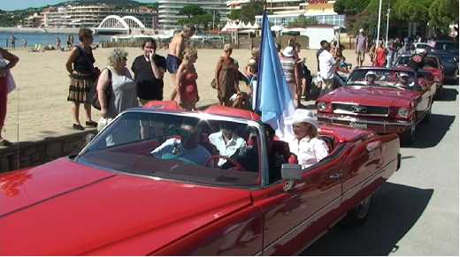 PARADE DE VOITURES AMERICAINES ET D'HARLEYS DAVIDSON