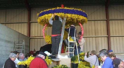FLEURISSEMENT DES CHARS POUR LE CORSO 2011