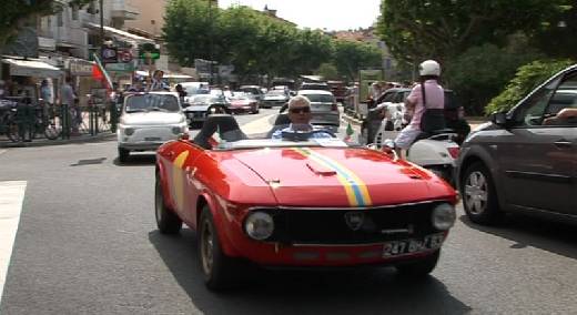 DEFILE DE VEHICULES ITALIENS EN CENTRE-VILLE.