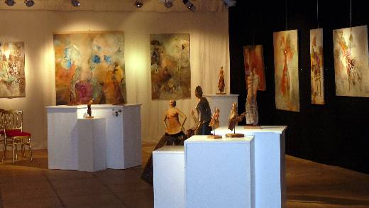 SAINTE MAXIME EXPOSITION TROIS FEMMES DANS LE VENT