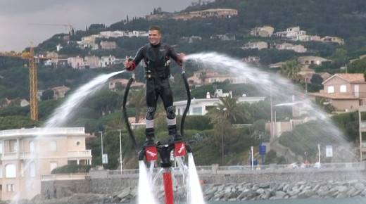 SAINTE MAXIME FRANCKY ZAPATA AUX COMMANDES D'UN "FLYBOARD"