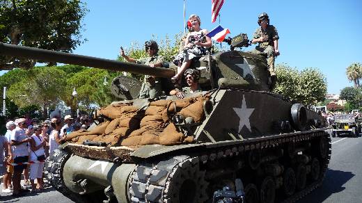 DEFILE DE VEHICULES MILITAIRE POUR LA FETE DU 15 AOUT A SAINTE MAXIME
