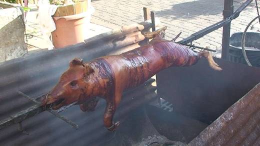 PORCHETTA A LA BROCHE AU PLAN DE LA TOUR