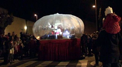 COGOLIN ARRIVEE DU PERE NOEL DANS UNE BULLE ENNEIGEE