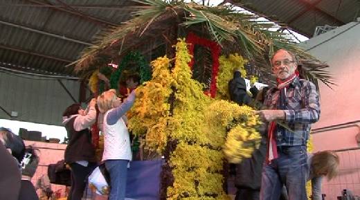CORSO 2013 DE SAINTE MAXIME CONFECTION DES CHARS PAR LES ASSOCIATIONS.