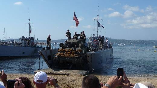 MANOEUVRE ET DEFILE DES VEHICULES MILITAIRE A SAINTE MAXIME