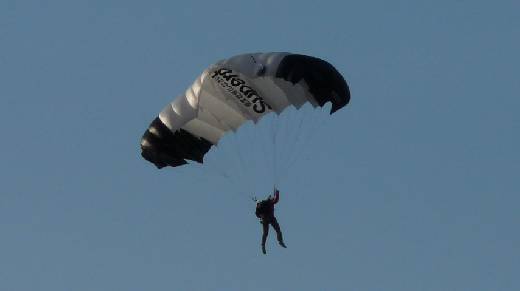EXHIBITIONS DES VOLTIGEURS ET DES HELICOPTERES DE L'AVIATION LEGERE DE L'ARMEE ET PARACHUTISTE