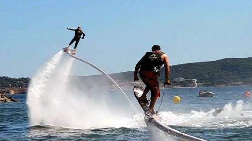 PRESENTATION EN PREMIERE NATIONALE DE LA NOUVELLE PLANCHE APPELEE « HOVERBOARD » CONCUE PAR FRANCKY ZAPATA