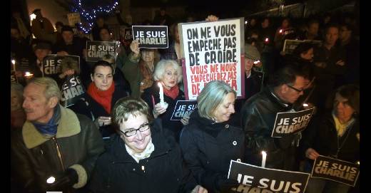 RASSEMBLEMENT DE SOUTIEN AU JOURNAL CHARLIE HEBDO CE JEUDI 8 JANVIER 2015 A RAMATUELLE.