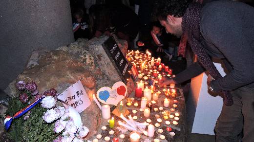 SAINTE MAXIME MOMENT DE RECUEILLEMENT AVEC DEPOTS DE BOUGIES SUITE AUX ATTENTATS DU 13 NOVEMBRE 2015