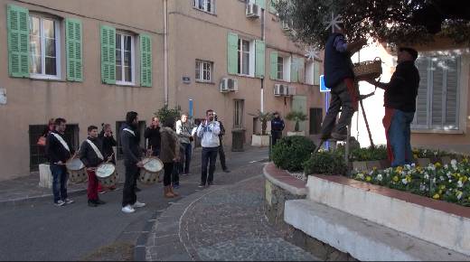 FETE DE L'HUILE 2015 CEUILLETTE DES OLIVES DANS LA VILLE