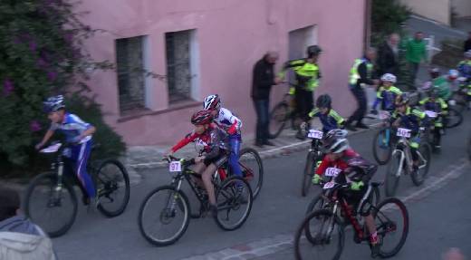 DESCENTE VTT LES RUELLES DE GRIMAUD. COURSE DES MINOTS ET DES DRAISIENNES