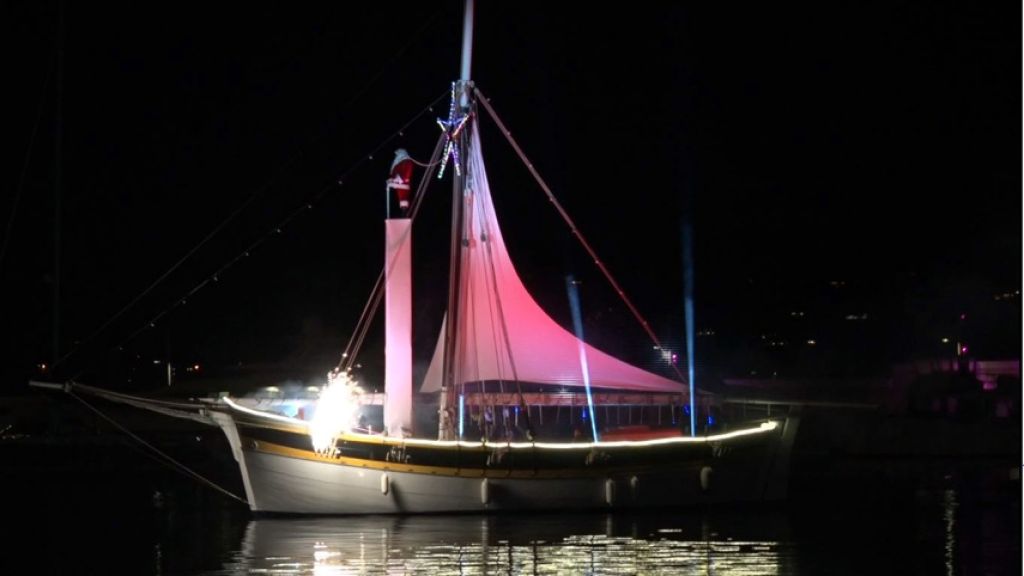 NOEL A SAINT TROPEZ 2017 ARRIVEE DU PERE NOEL PAR LA MER