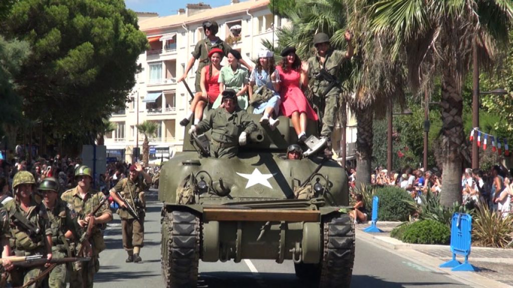 DEFILE DE VEHICULES MILITAIRE HISTORIQUES POUR LE 74 EME ANNIVERSAIRE DU DEBARQUEMENT DES TROUPES ALLIEES EN PROVENCE.