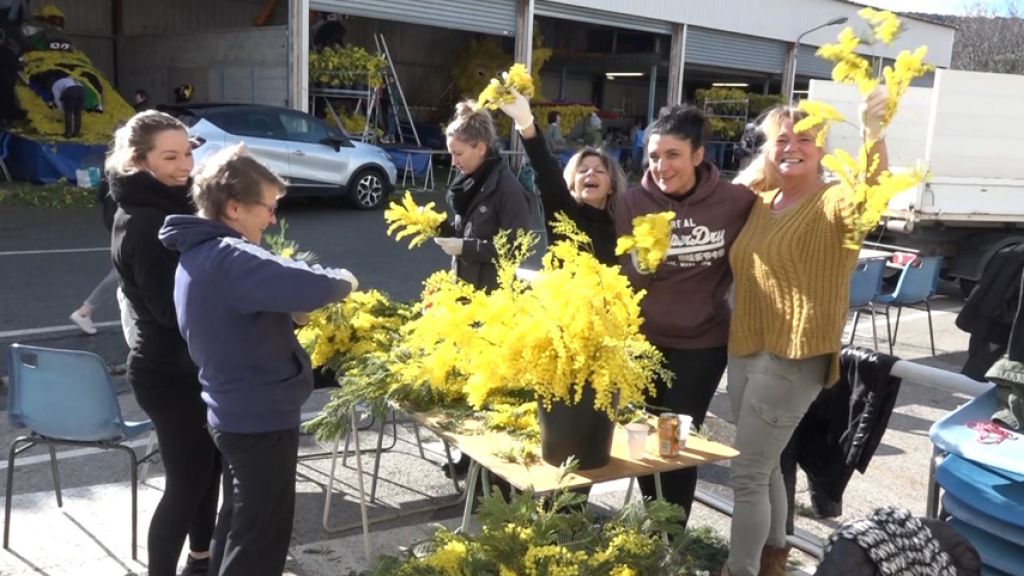 FLEURISSEMENT DES CHARS PAR  LES ASSOCIATIONS POUR LE CORSO 2019