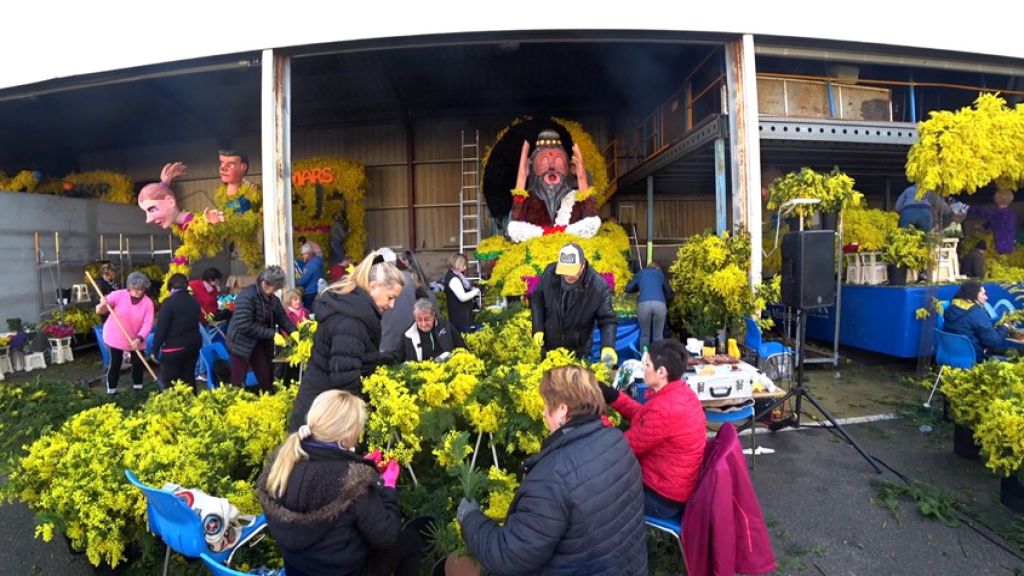 construction des chars et de leur mise en fleurs
