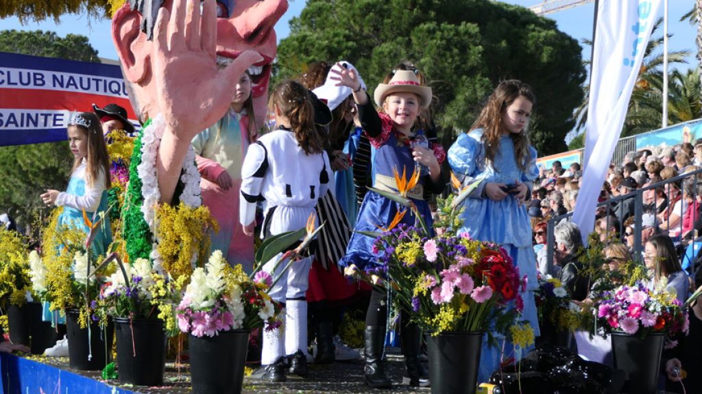 Défilé et grande parade composé de 12 chars