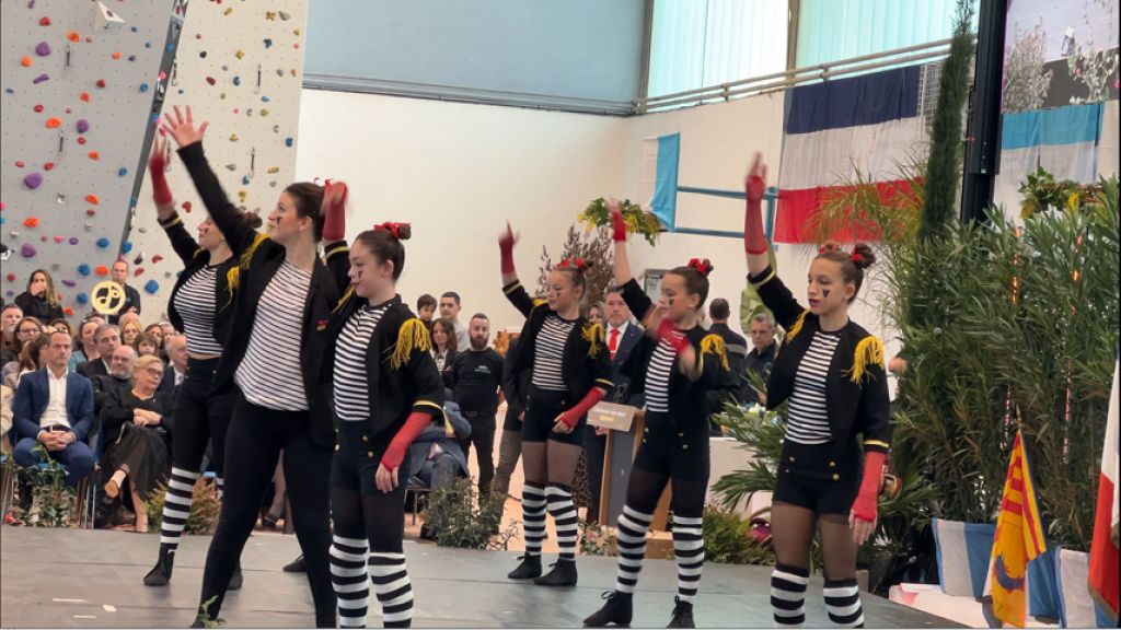 Ouverture des vœux par la troupe Barnum et L'académie des fifres