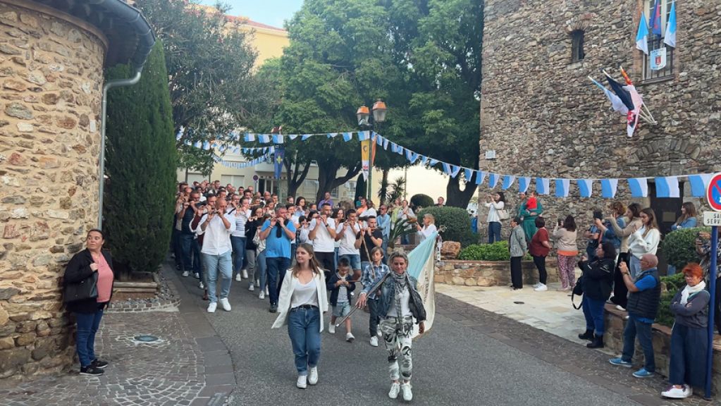 Sainte Maxime Bravades 2024 départ de l'Eglise de la clique.