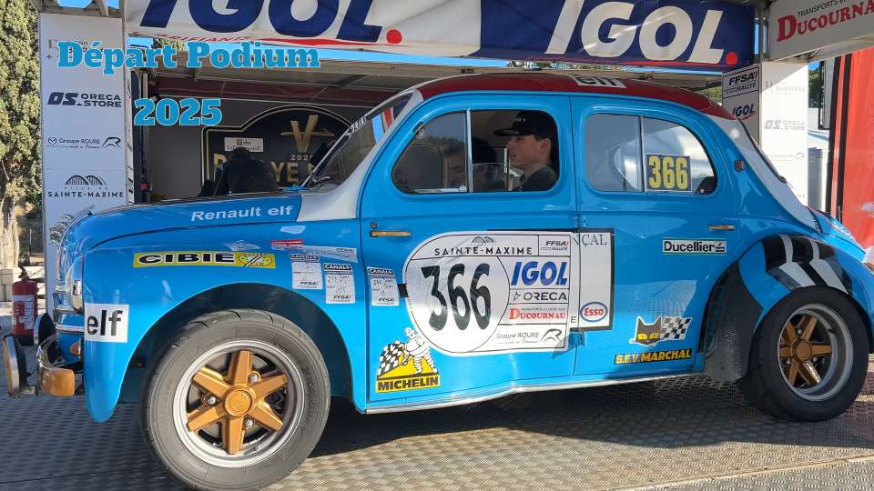 Rallye du Var 2025 Départ vhc par le Podium de Sainte-Maxime