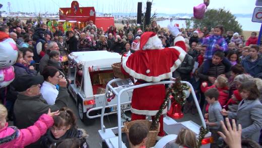 VISITE DU PERE NOEL A STE MAXIME ET PARADE NOCTURNE 2013