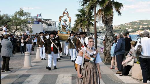 DEPART DE LA PROCESSION SAINTE MAXIME BRAVADE 2016