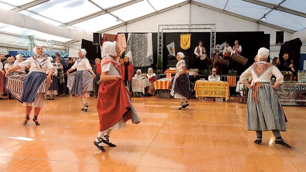 FETE DE L'HUILE DANSES TRADITIONNELLES AVEC LE GROUPE FOLKLORIQUE LEI MAGNOTI.